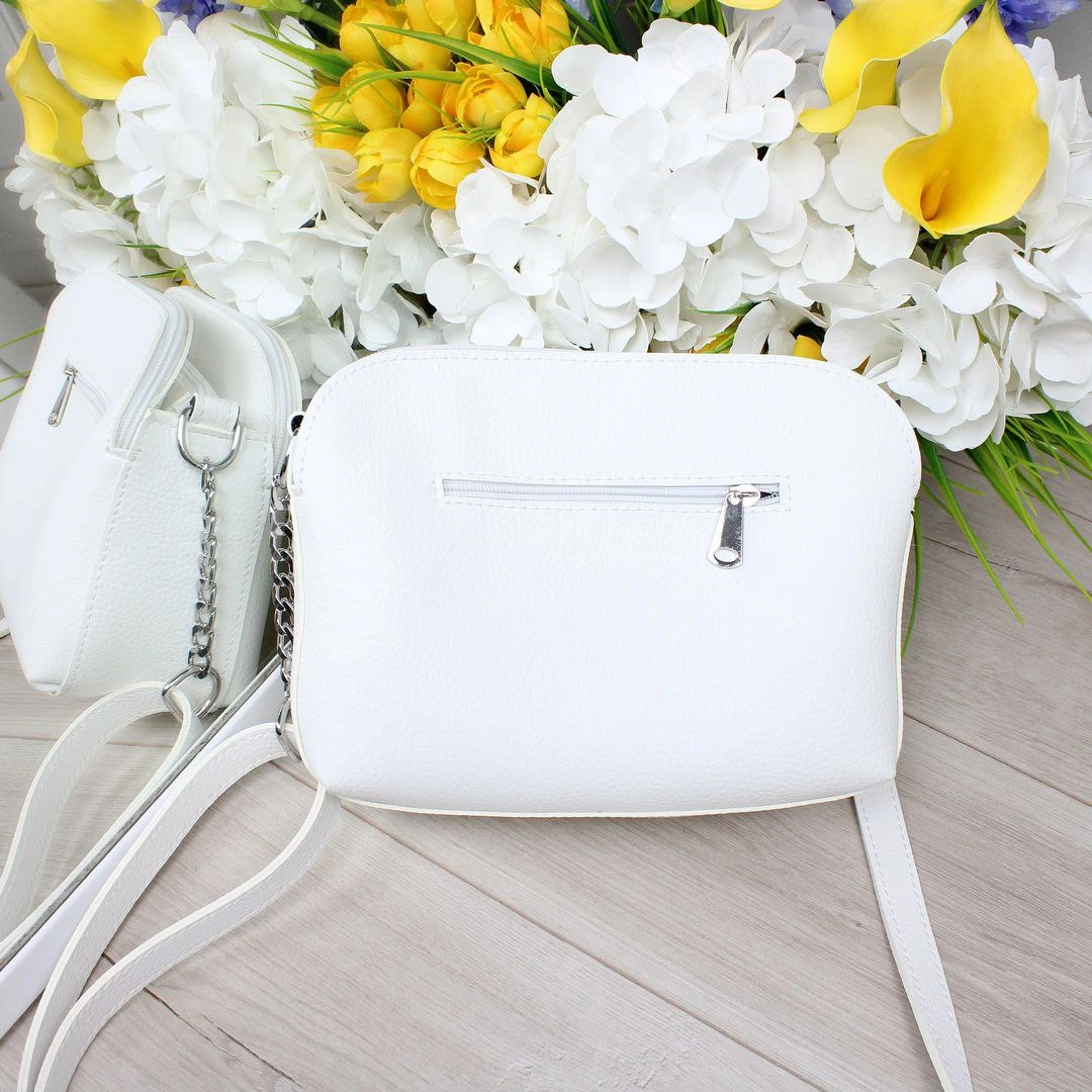 Жіноча біла сумка крос-боді зі шкірозамінника – легкість і сучасність